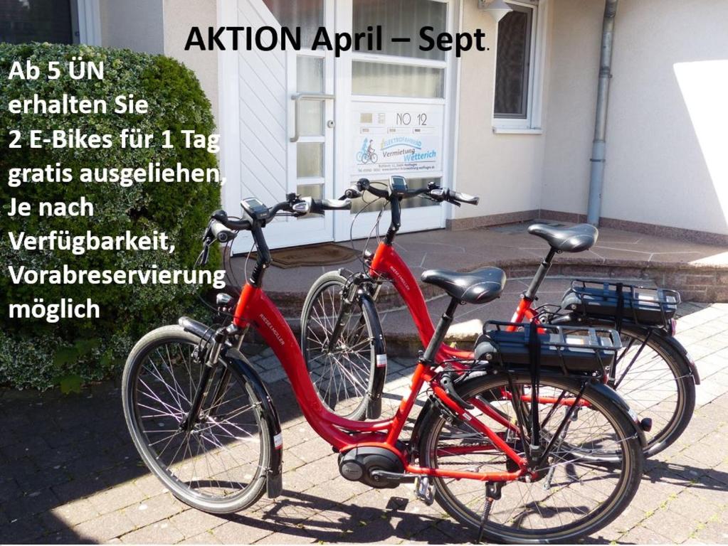 dos bicicletas estacionadas frente a un edificio en Komfort Ferienwohnung II Wolfhagen, en Wolfhagen