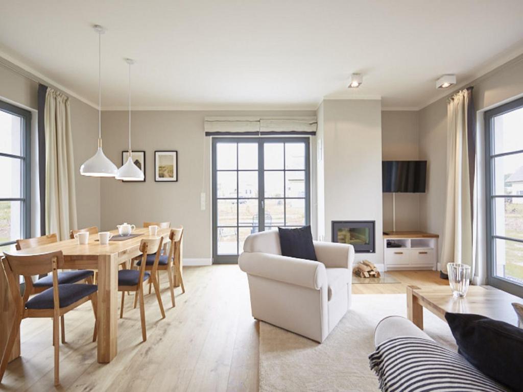 Posezení v ubytování Reetland am Meer - Premium Reetdachvilla mit 3 Schlafzimmern, Sauna und Kamin E18
