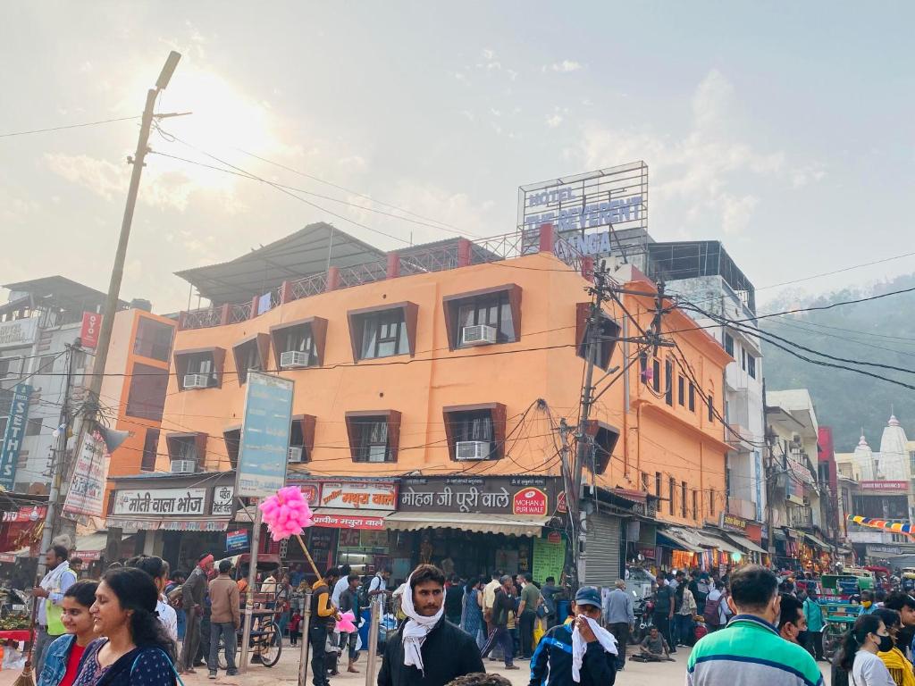 um grupo de pessoas andando por uma rua movimentada da cidade em The Reverent Ganga em Haridwar