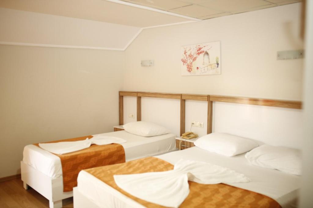 Postel nebo postele na pokoji v ubytování Özhan Hotel
