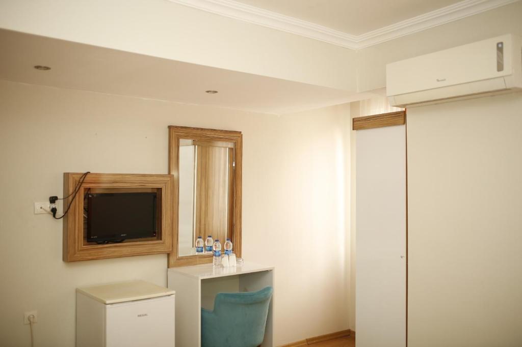 TV a/nebo společenská místnost v ubytování Özhan Hotel