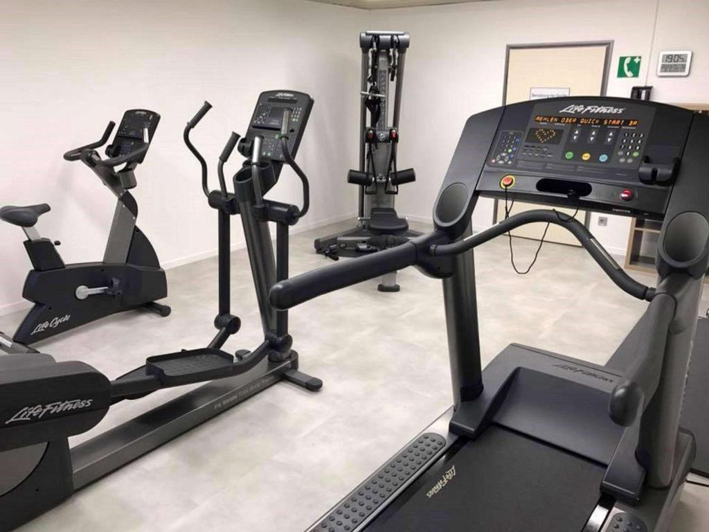 Fitness centrum a/nebo fitness zařízení v ubytování Mercure Hotel München Süd Messe