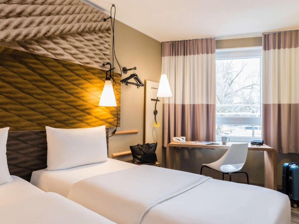 Postel nebo postele na pokoji v ubytování ibis Heidelberg Hauptbahnhof