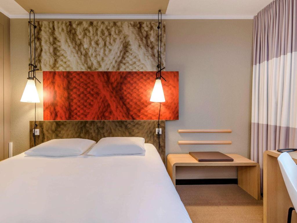 Postel nebo postele na pokoji v ubytování ibis Heidelberg Hauptbahnhof