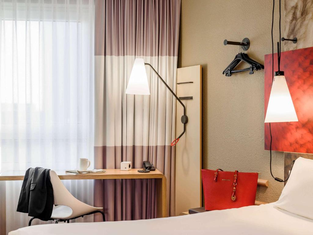 Postel nebo postele na pokoji v ubytování ibis Heidelberg Hauptbahnhof