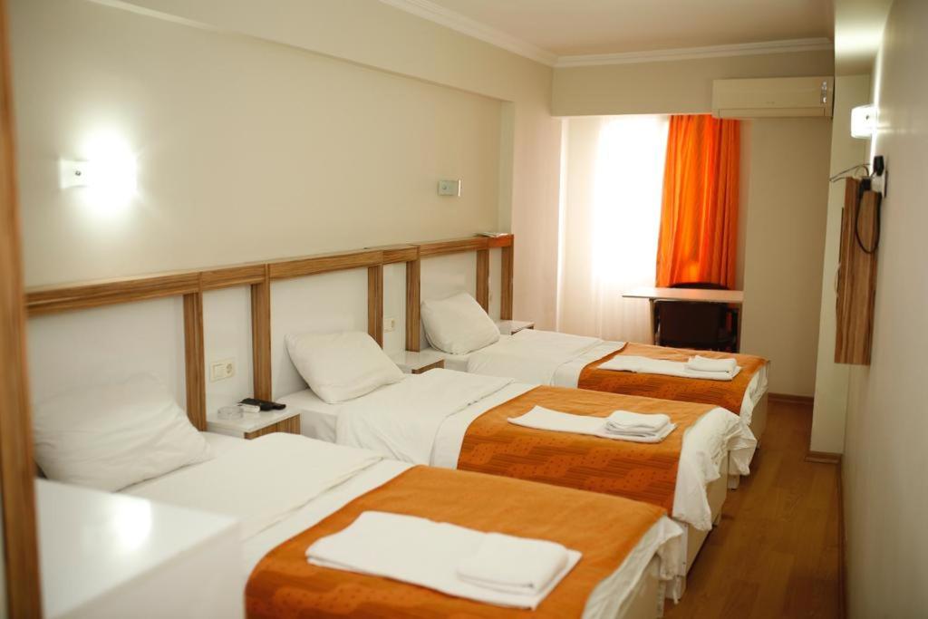 Postel nebo postele na pokoji v ubytování Özhan Hotel