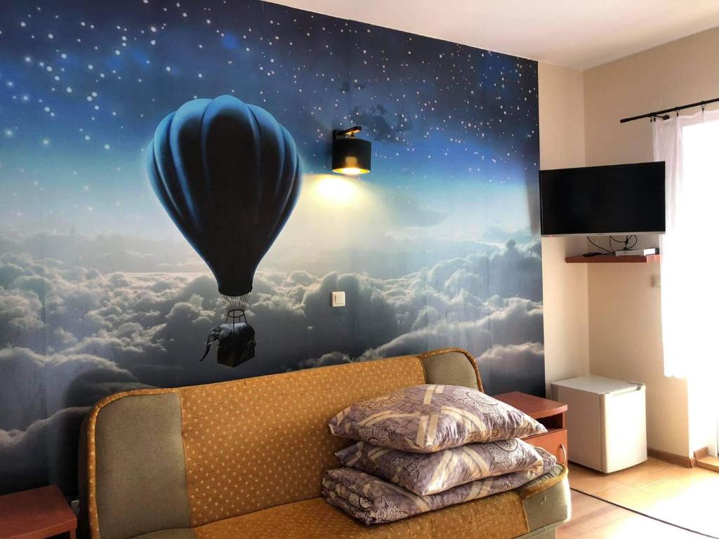 a room with a wall mural of a hot air balloon at "Pokoje u Ireny"-pokój foto in Sztutowo