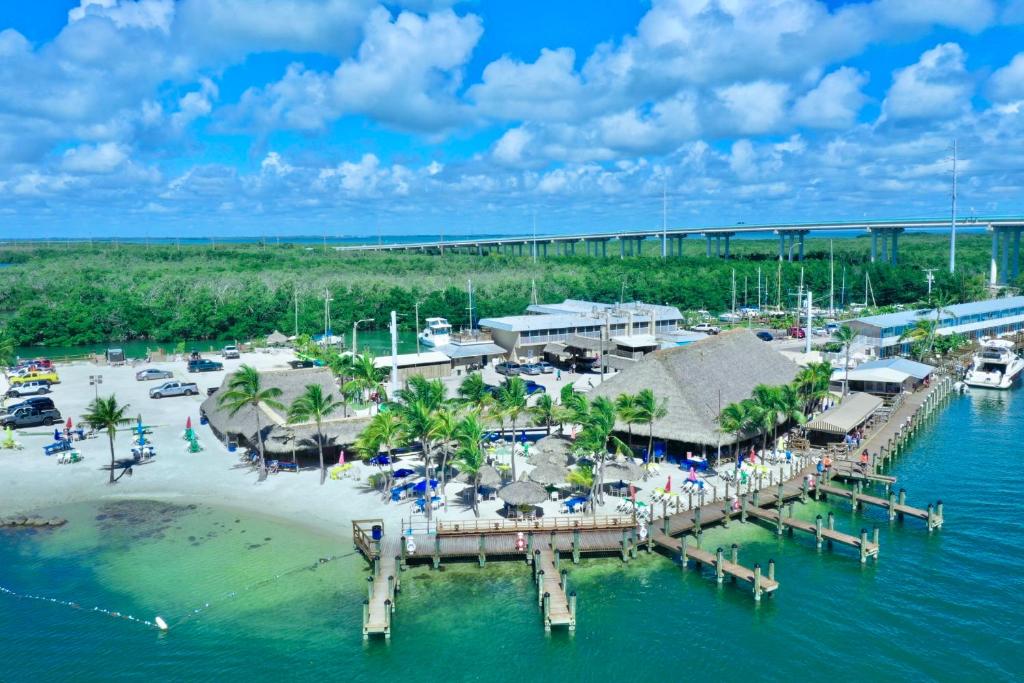 una vista aérea de una playa con muelle en Gilbert's Resort, en Cayo Largo