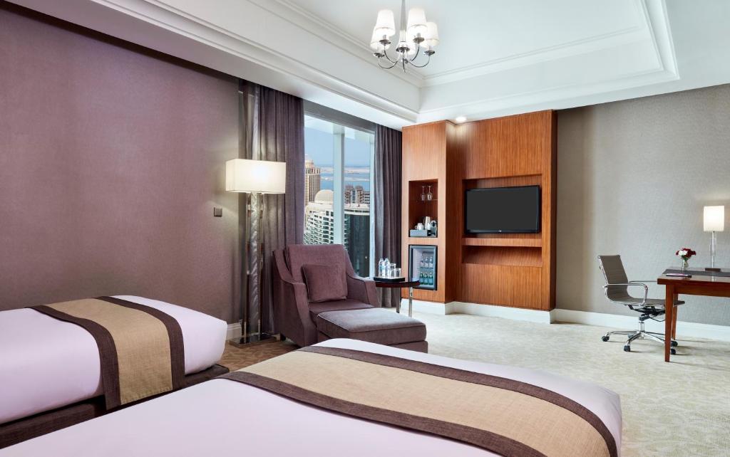 Postel nebo postele na pokoji v ubytování Best Plaza West Bay Hotel