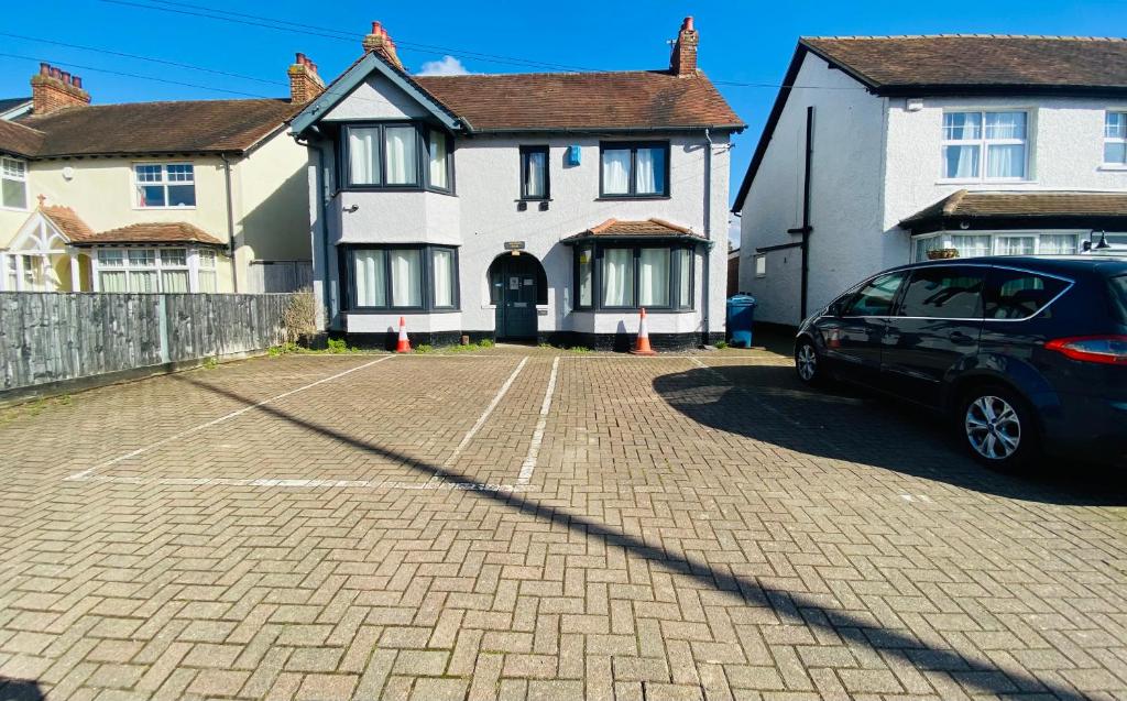 un coche aparcado frente a una casa en Hollybush Guest House, en Oxford