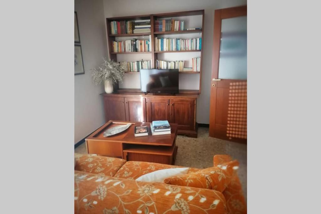 Televízia a/alebo spoločenská miestnosť v ubytovaní Sunset Home