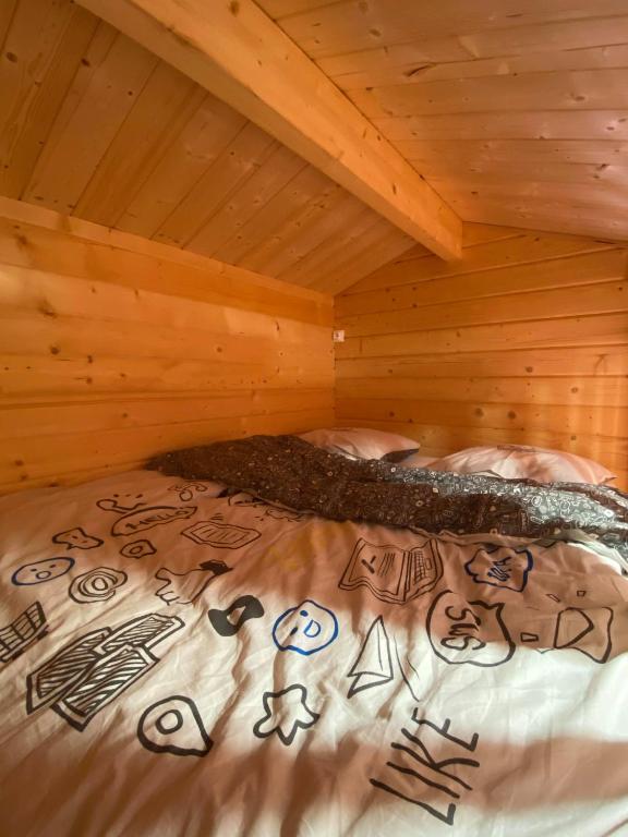 Postel nebo postele na pokoji v ubytování Les Chalets Du Marais