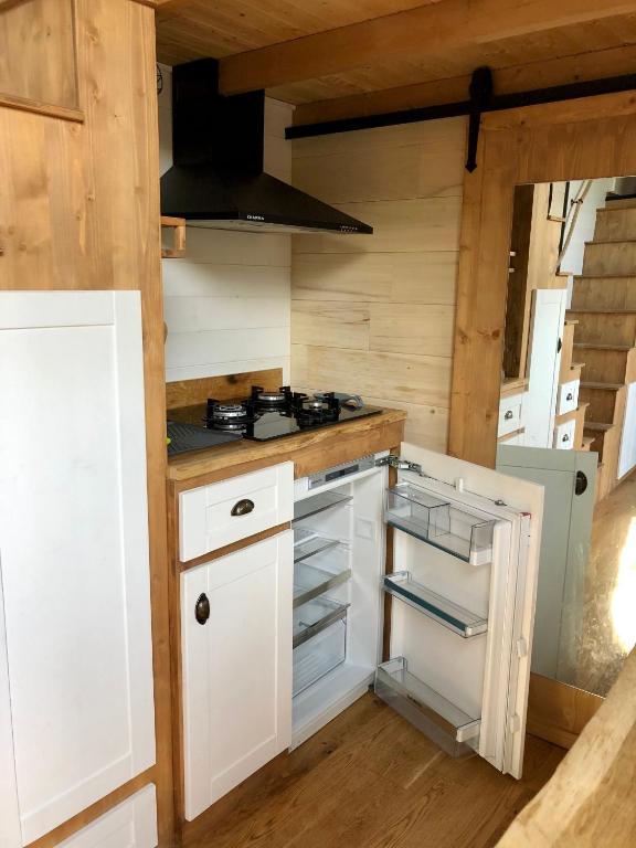 Kuchyň nebo kuchyňský kout v ubytování Spa Les Jardins De Chiron Lodges et Tiny House dans le sud