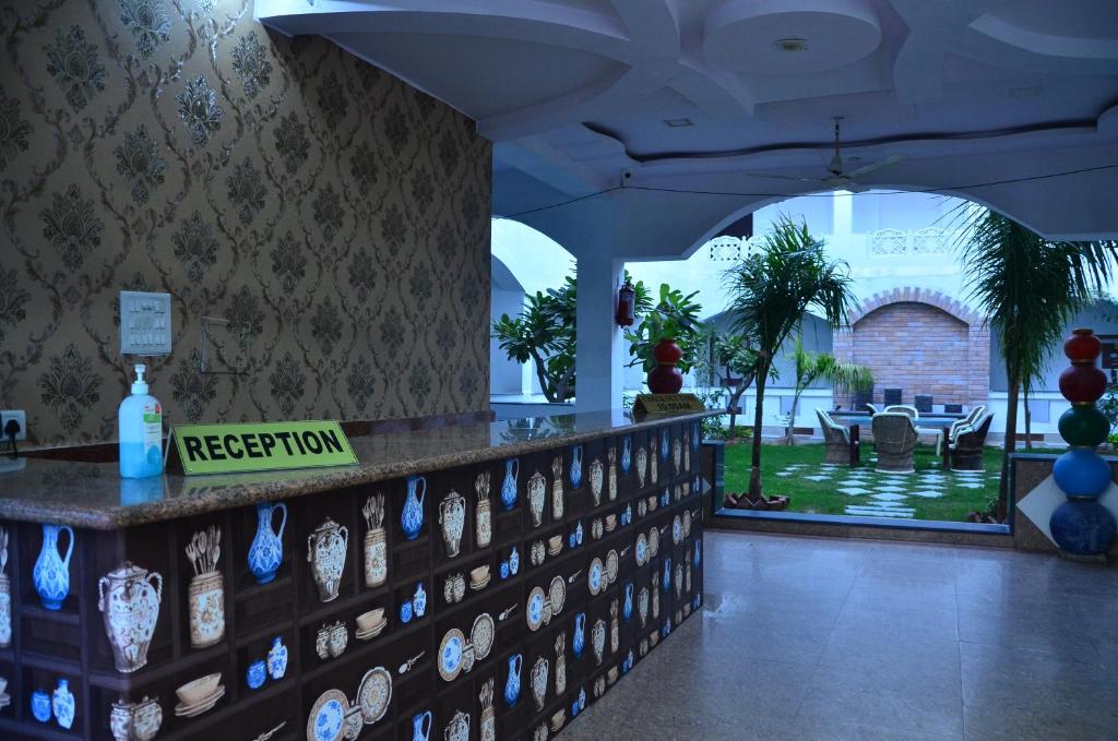 una habitación con un mostrador con jarrones en la pared en Brahma Paradise , A heritage haveli, en Pushkar