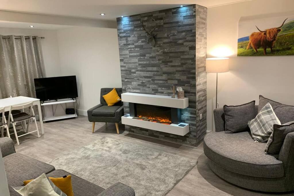 TV a/nebo společenská místnost v ubytování *STUNNING & SPACIOUS* 3 Bed House, 5min from Oban