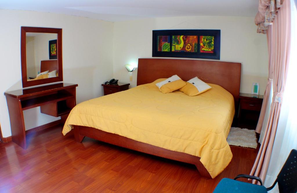 Giường trong phòng chung tại Hotel Santa Isabel 2