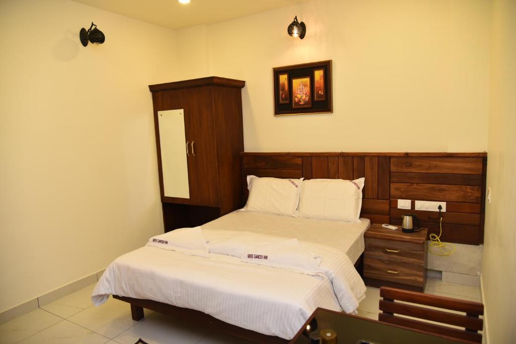 Postel nebo postele na pokoji v ubytování Sree Ganesh Inn