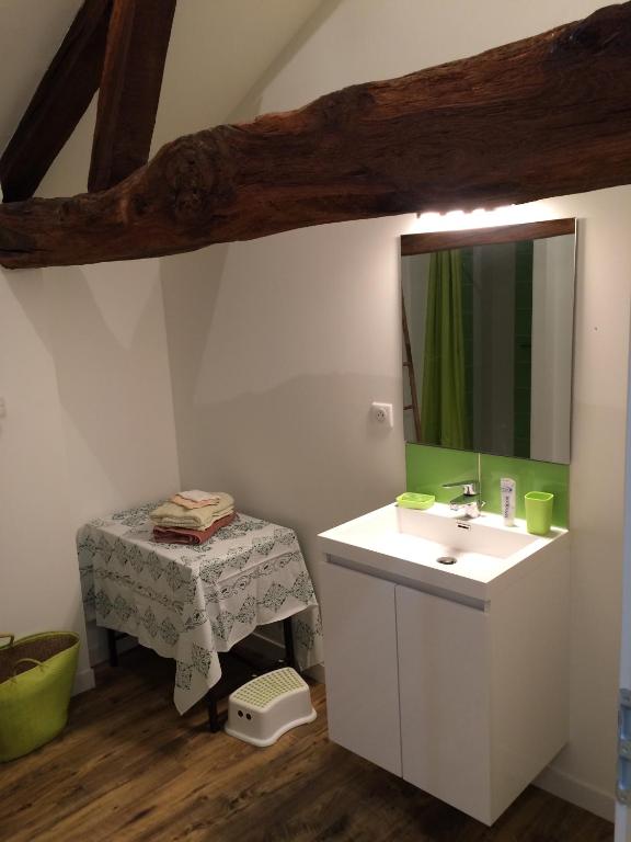 Postel nebo postele na pokoji v ubytování chambre dans Prieuré de caractère XVIII siècle