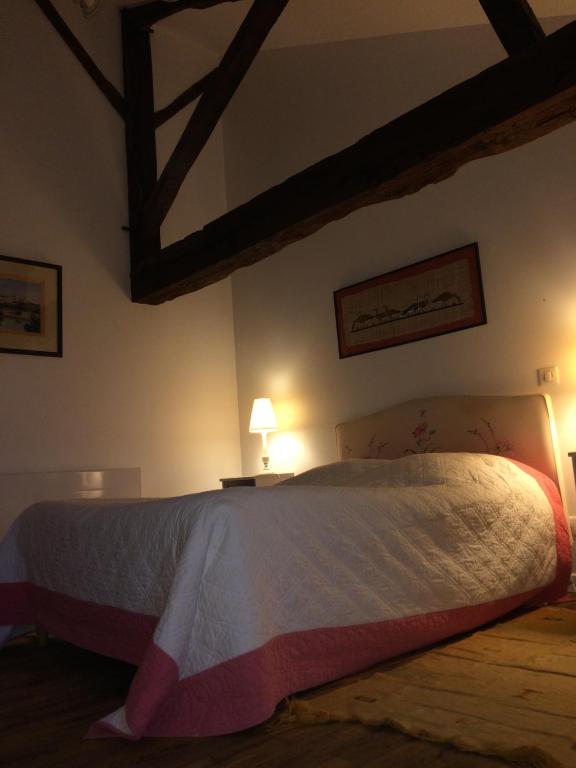 Postel nebo postele na pokoji v ubytování chambre dans Prieuré de caractère XVIII siècle