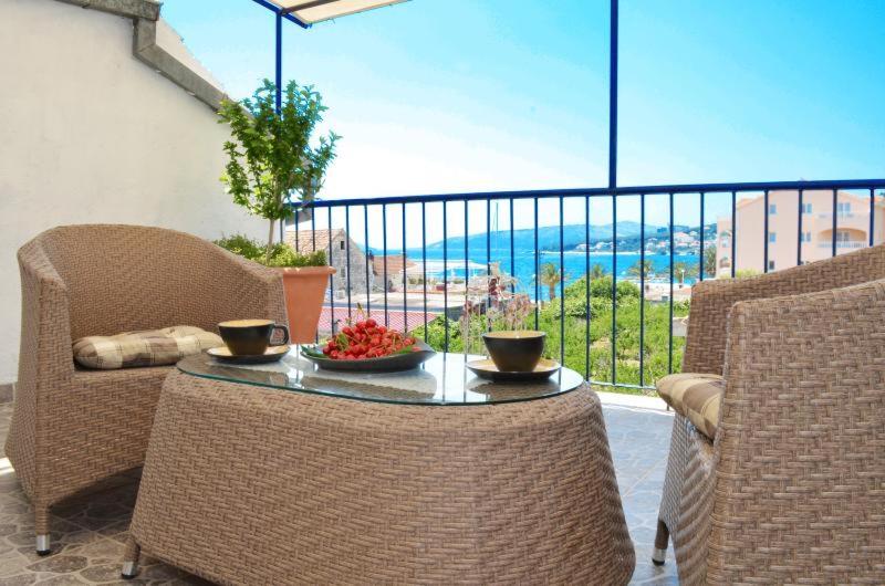 特羅吉爾的住宿－Villa Marini dvori，一张桌子和椅子,享有海景