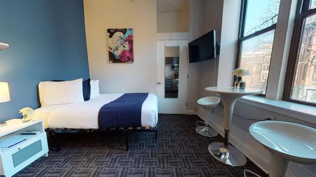 um quarto de hotel com uma cama e um lavatório em Charming Studio in Boston Brownstone, C. Ave #33 em Boston