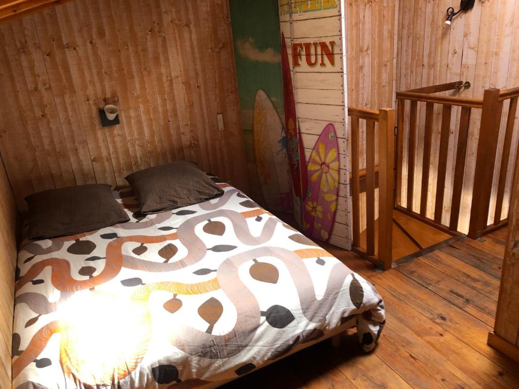 - une chambre avec un lit et une lampe dans l'établissement Studio Duplex, à La Teste-de-Buch