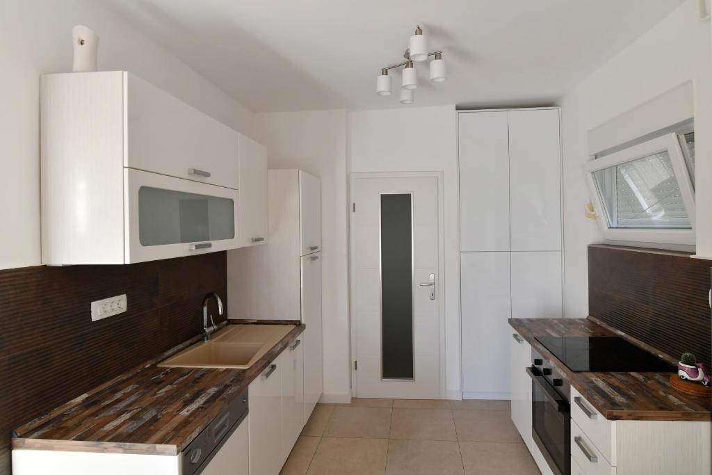 Kuchyň nebo kuchyňský kout v ubytování Apartment Amelie