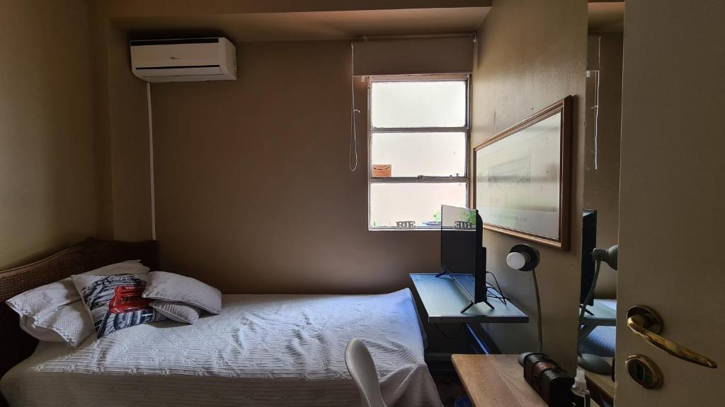 Ένα ή περισσότερα κρεβάτια σε δωμάτιο στο Habitacion Shabby Chic- next Consulado USA-Aeroparque Airport
