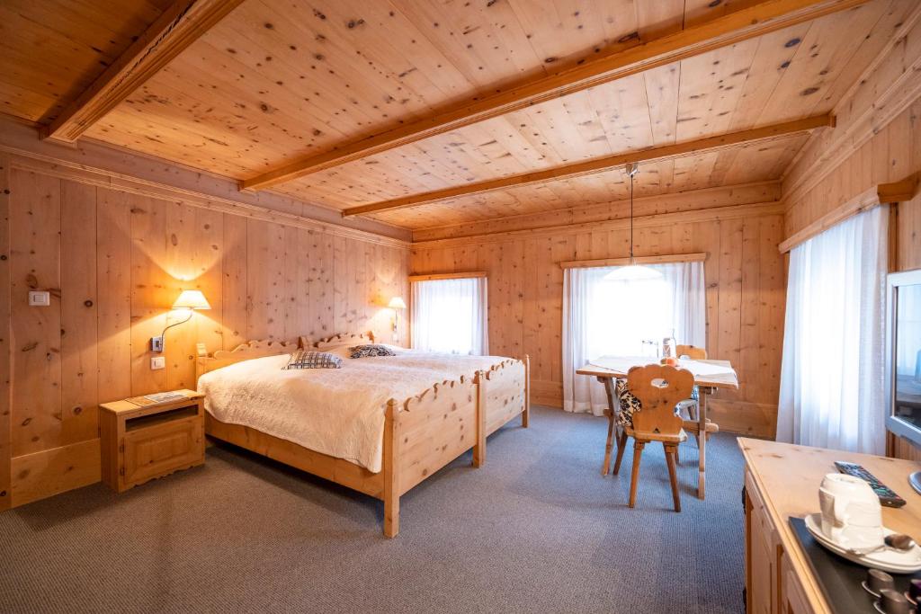 Postel nebo postele na pokoji v ubytování Hotel Engiadina