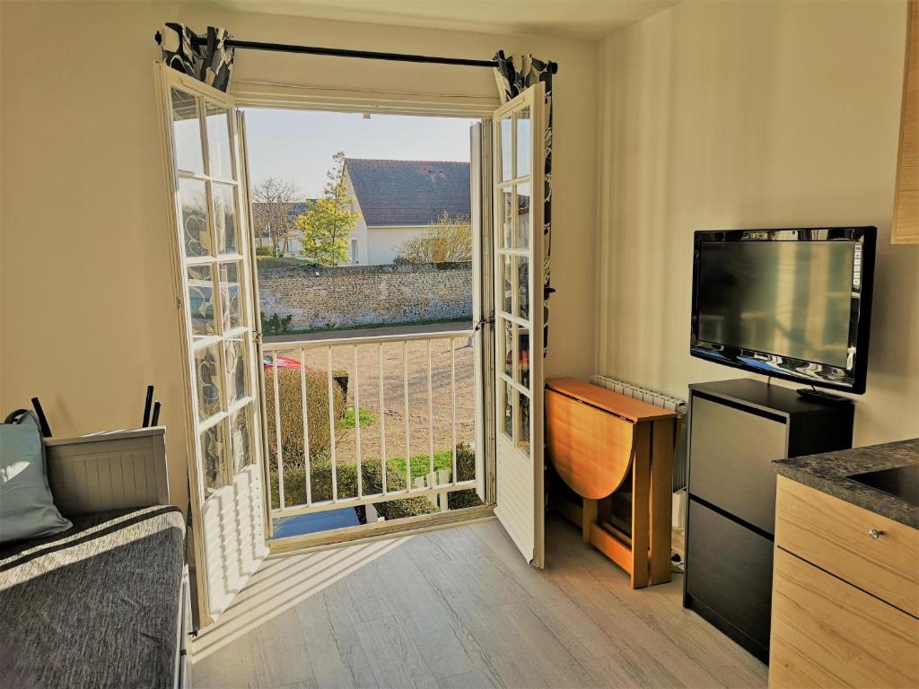 a kitchen with a door open to a balcony at YELETIM in Courseulles-sur-Mer