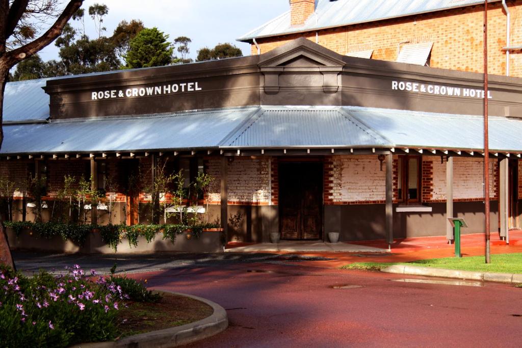 um edifício com uma placa na frente dele em Rose & Crown Hotel em Perth