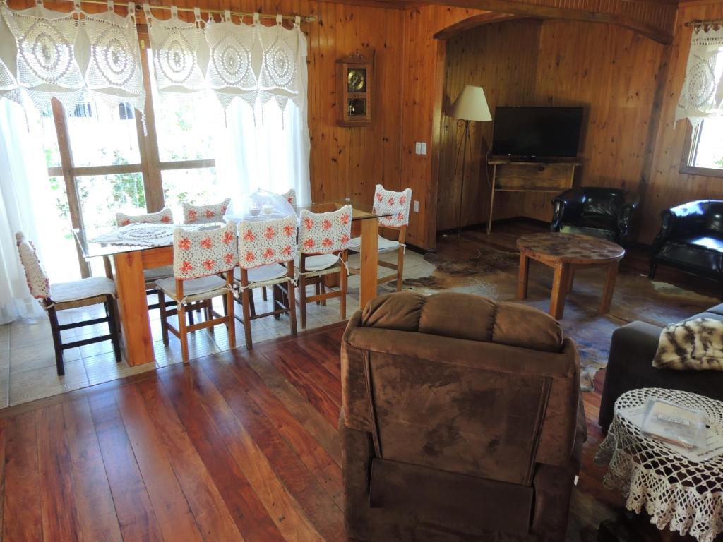  Recanto dos Oliveiras Hospedada por Dick e Clair