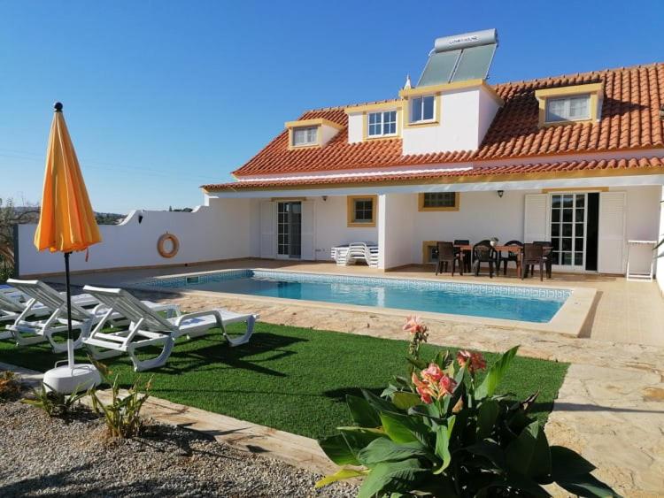 una villa con piscina e una casa di Quinta Das Palmeiras a Quarteira