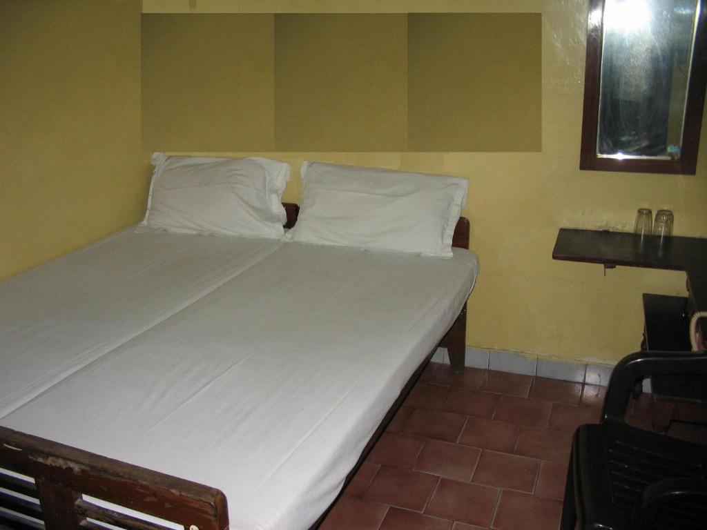 Postel nebo postele na pokoji v ubytování Vasantha Lodge Purasawalkam chennai