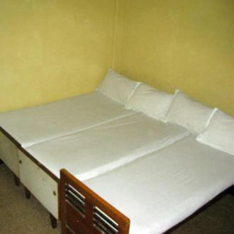 Postel nebo postele na pokoji v ubytování Vasantha Lodge Purasawalkam chennai