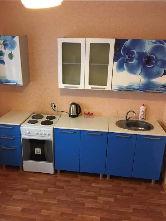 クルスクにあるApartament on Prospect Pobedy 44の小さなキッチン(青いキャビネット、シンク付)