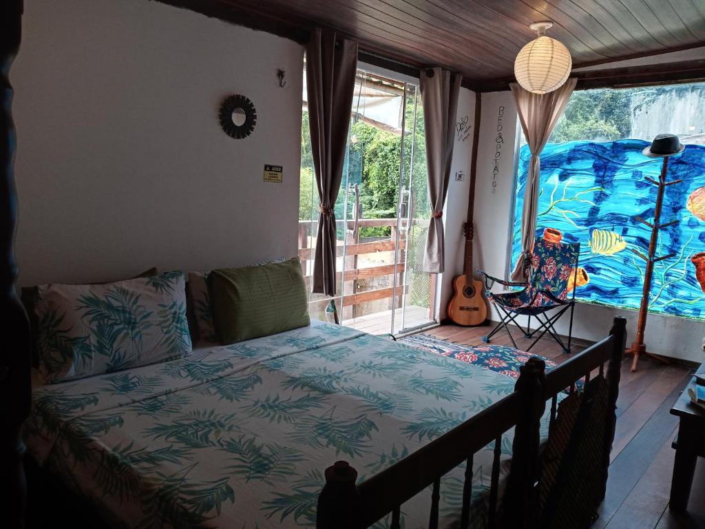 En eller flere senge i et værelse på Bed&Potato Studio Ilha Grande - Casa inteira para até 4 pessoas