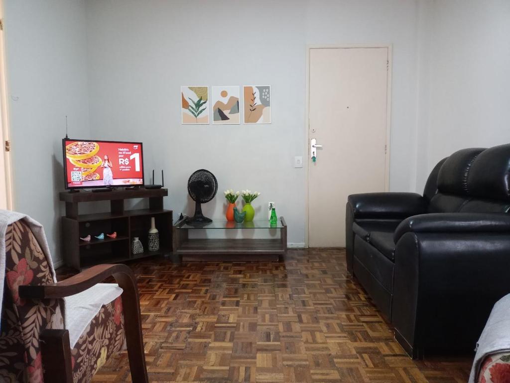 - un salon avec un canapé et une télévision dans l'établissement Apartamento 3 Qts Superconfortavel em Itapoã., à Vila Velha