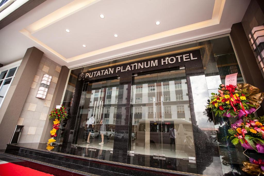 una tienda frente a un hotel Philadelphia Platinum en Putatan Platinum Hotel, en Kota Kinabalu