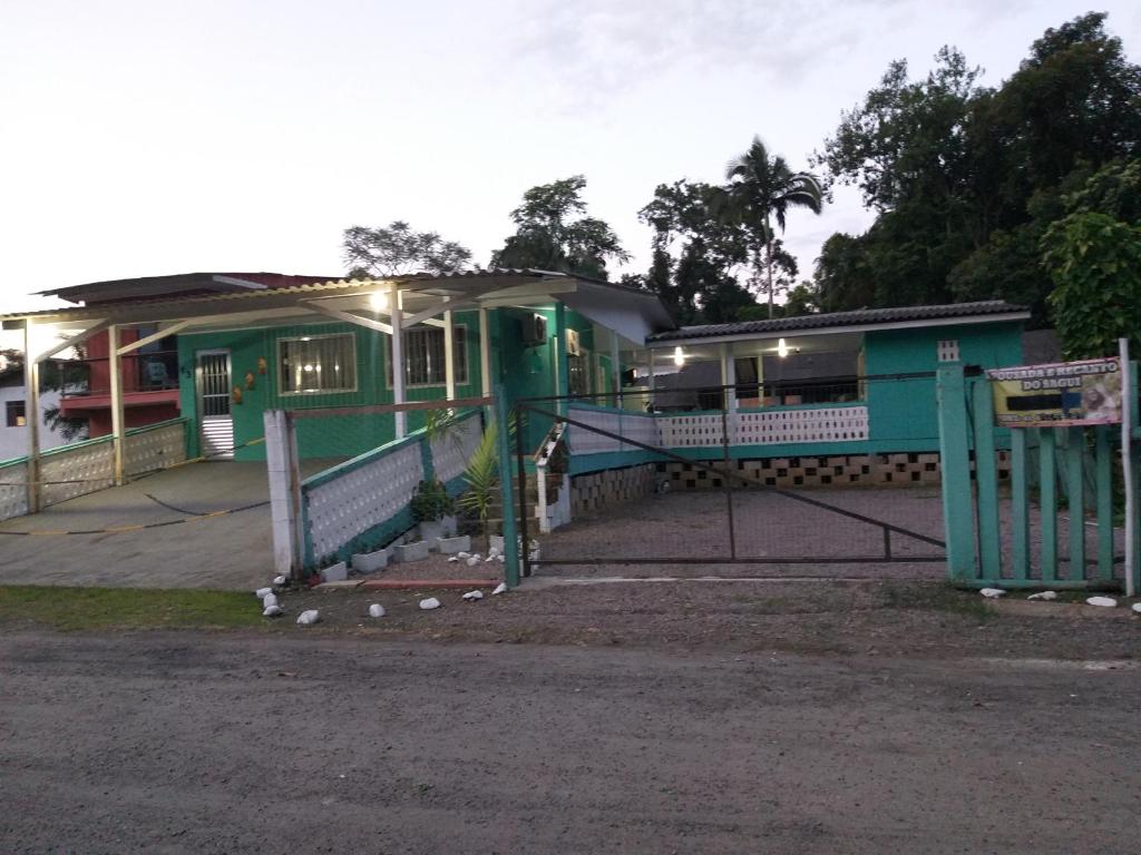 uma casa com uma cerca em frente em Pousada Recanto Do sagui em Morretes