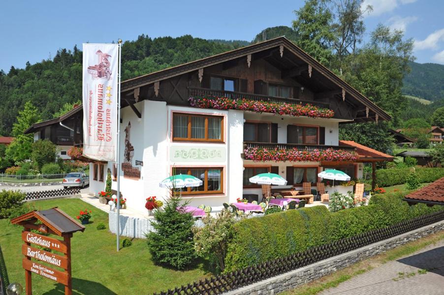 un modèle de bâtiment avec des tables et des parasols dans l'établissement Gästehaus Bartholomäus, à Oberwössen