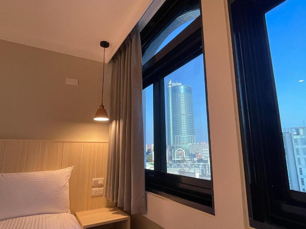 Postel nebo postele na pokoji v ubytování Yoshi Hotel - Tainan Station Branch