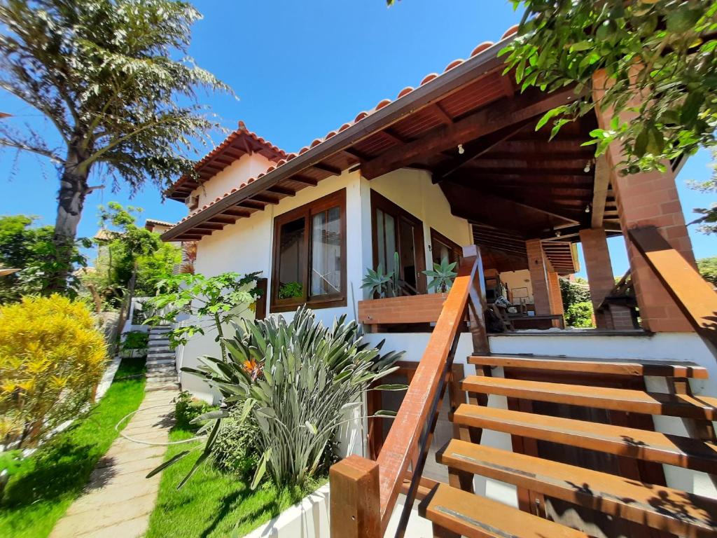 a house with a staircase leading to the front yard at Casa 4 suítes com ar e vista do mar in Búzios