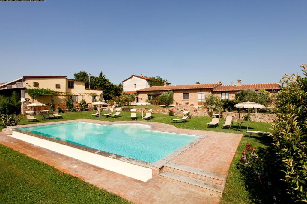 a swimming pool in the yard of a house at Agriturismo Pratovalle in Cortona
