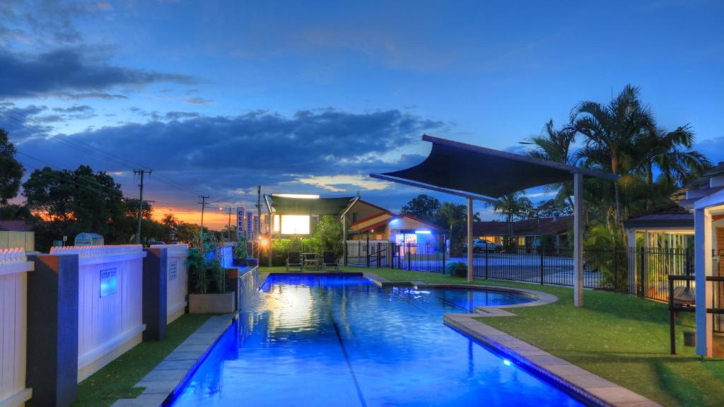 een zwembad in een achtertuin 's nachts bij Yamba Motor Inn in Yamba
