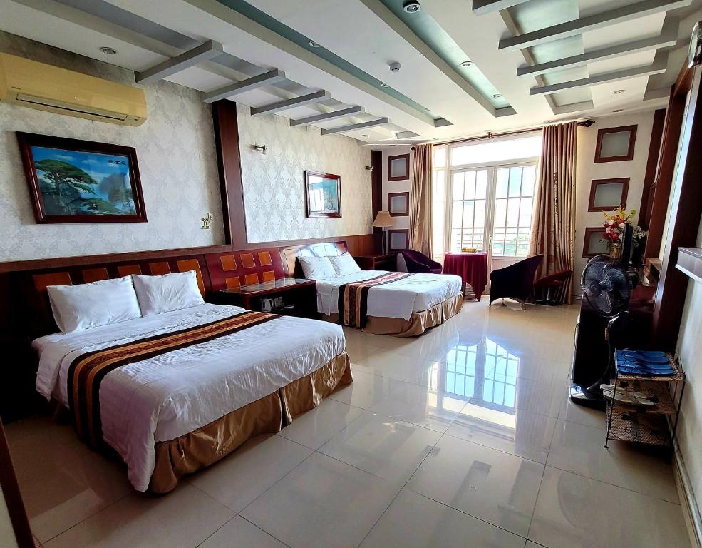 Hồ Tây Hotel في Thu Dau Mot: غرفه فندقيه سريرين في غرفه