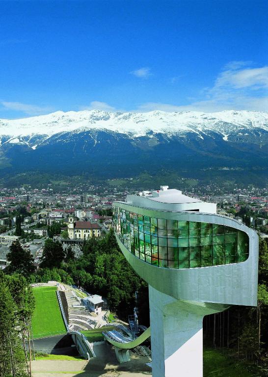 Vista generica sulle montagne o vista sulle montagne dall'interno dell'affittacamere
