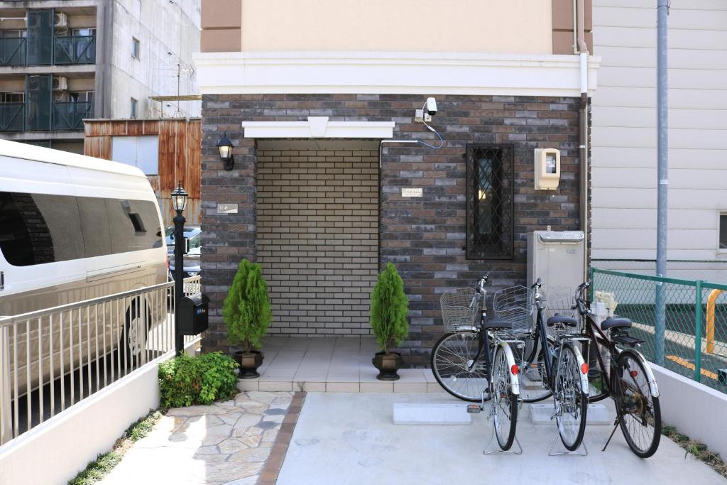 un gruppo di biciclette parcheggiate di fronte a un edificio di Chiyoda-Home　Osu-sakae-Subways-JR trin-Spa-parking spot-WIFI a Nagoya