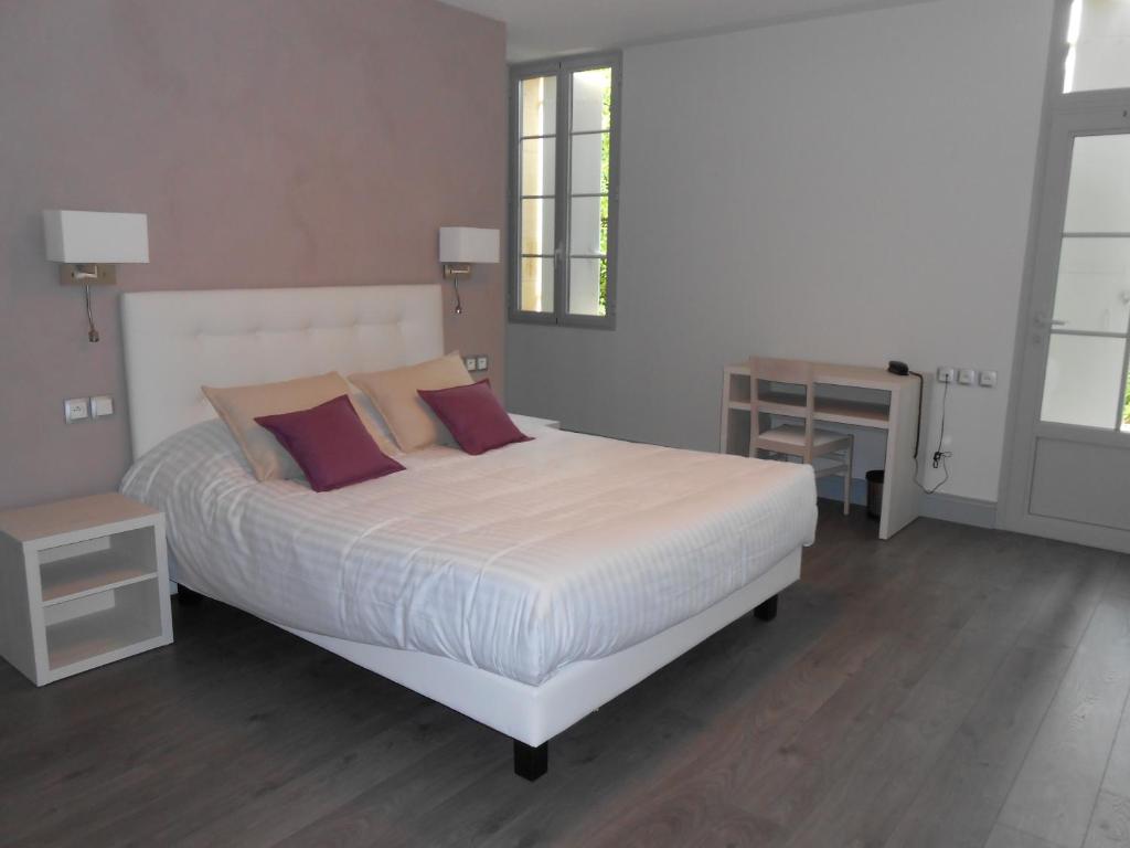 Logis- Hôtel Spa Restaurant l'Epicurial - King Room With Roll-In Shower - Disability Access