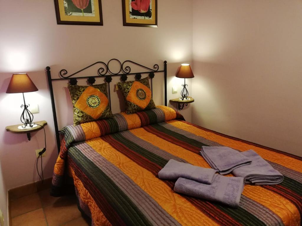 ビジャカスティンにあるLa Casa Madronaのベッドルーム1室(タオル付)